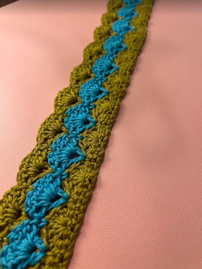 Close-up of the tapered shell-and-V-stitch edge